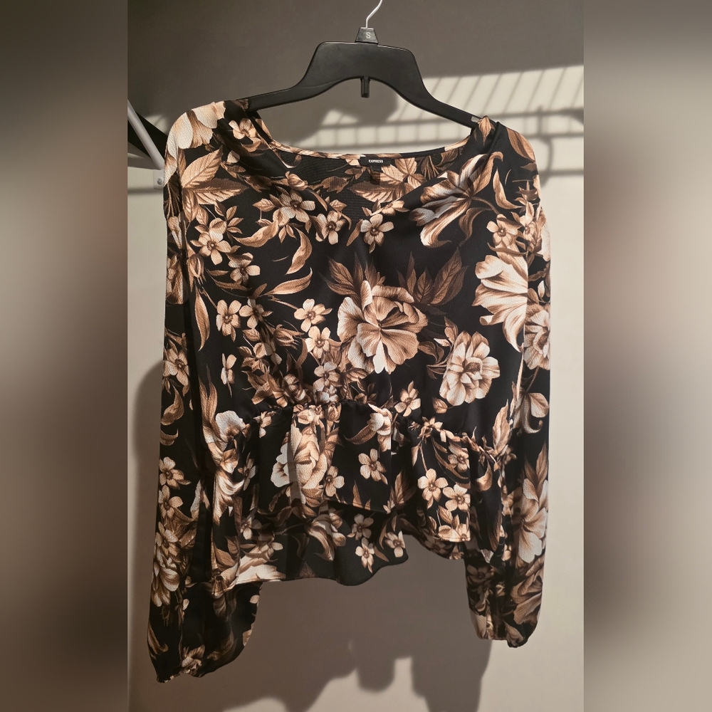 Vintage-Inspired Floral Peplum Blouse with Puff Sleeves - Picture 2 of 4